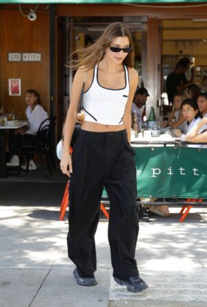 Hailey Bieber - Seen after having lunch at Bar Pitti in New York