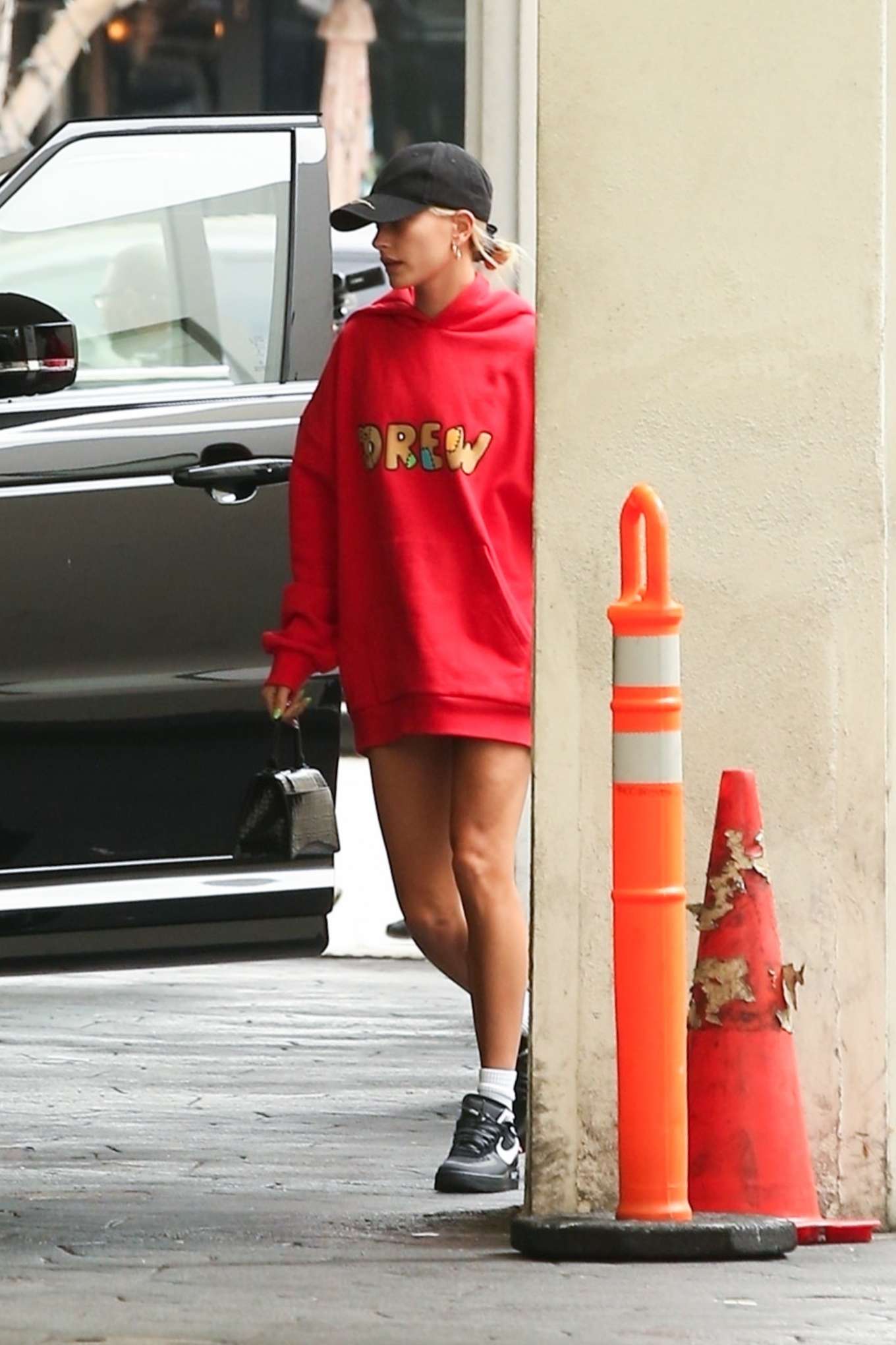 Hailey Bieber â€“ Seen at a medical building with Justin Bieber in Beverly Hills
