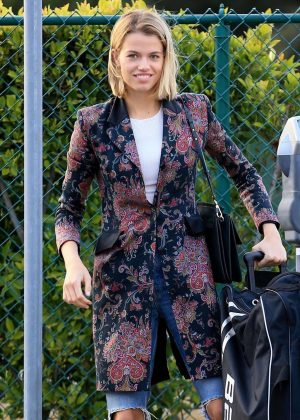 Hailey Clauson - Arrives at an apartment building in Beverly Hills