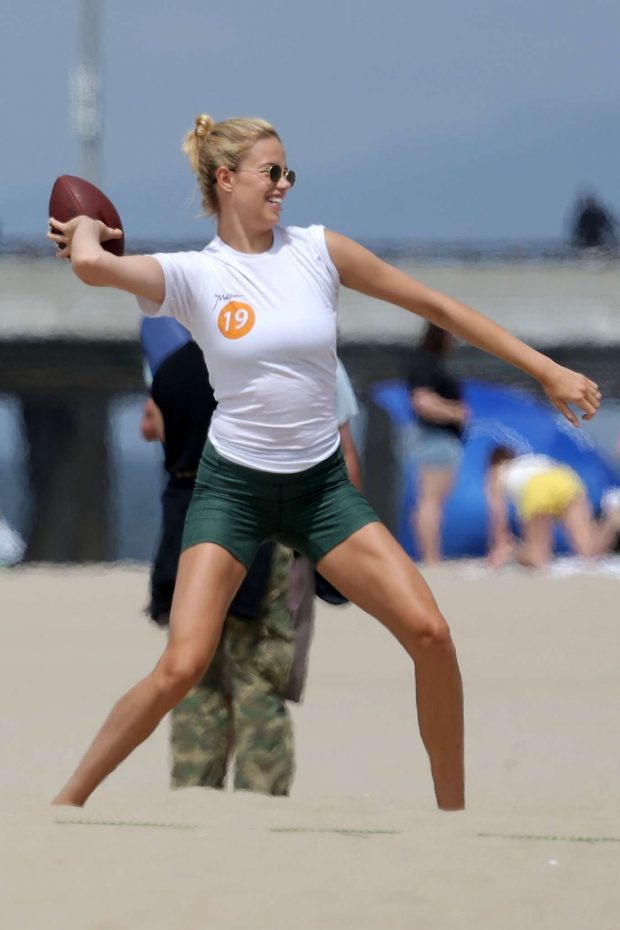 Hailey Clauson - Playing flag football on Venice Beach
