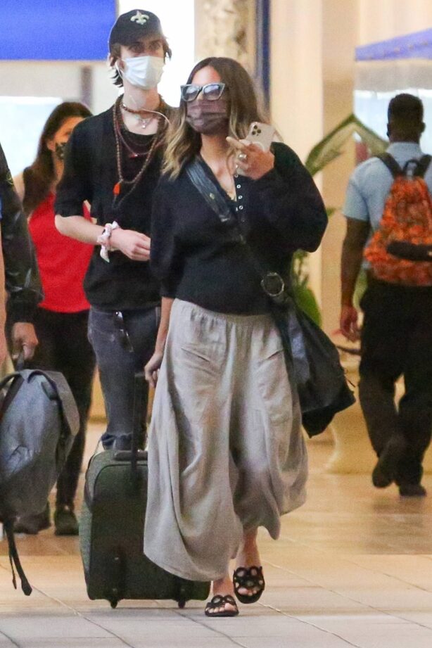 Halle Berry - arriving at Orlando International Airport