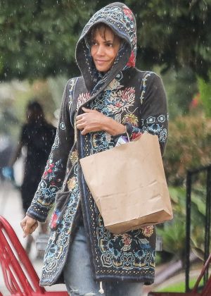 Halle Berry - Heads to Erewhon Natural Foods in Los Angeles