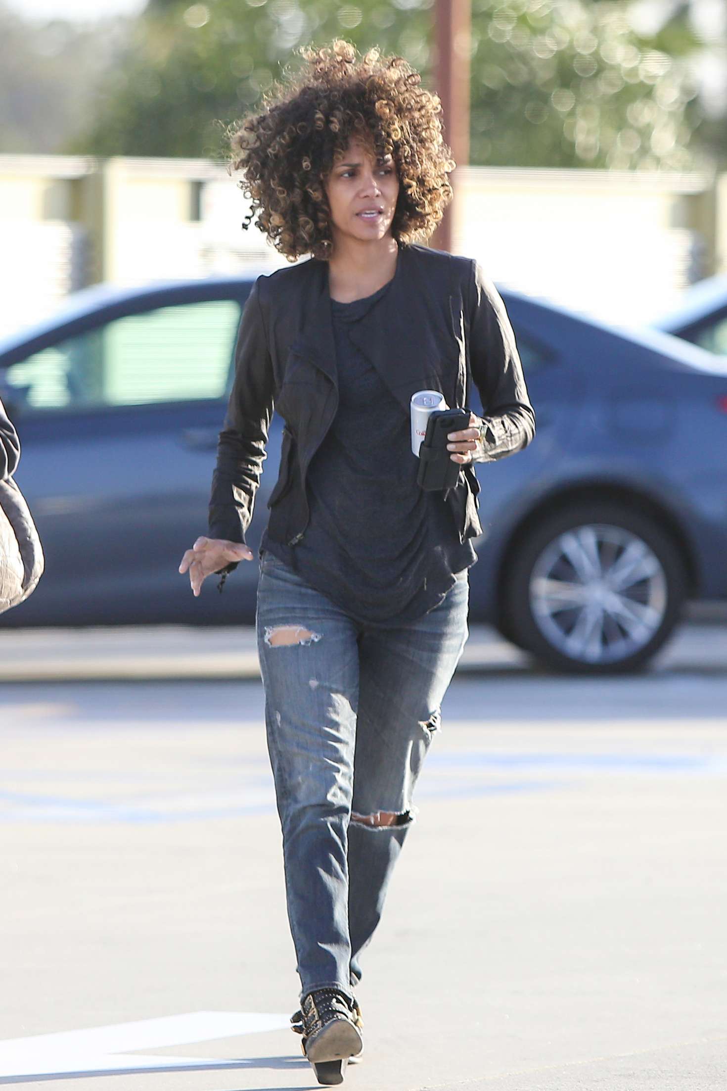 Halle Berry 2017 : Halle Berry in Jeans -06.