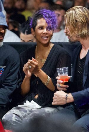 Halle Berry - Seen at an Boxing Match in Los Angeles