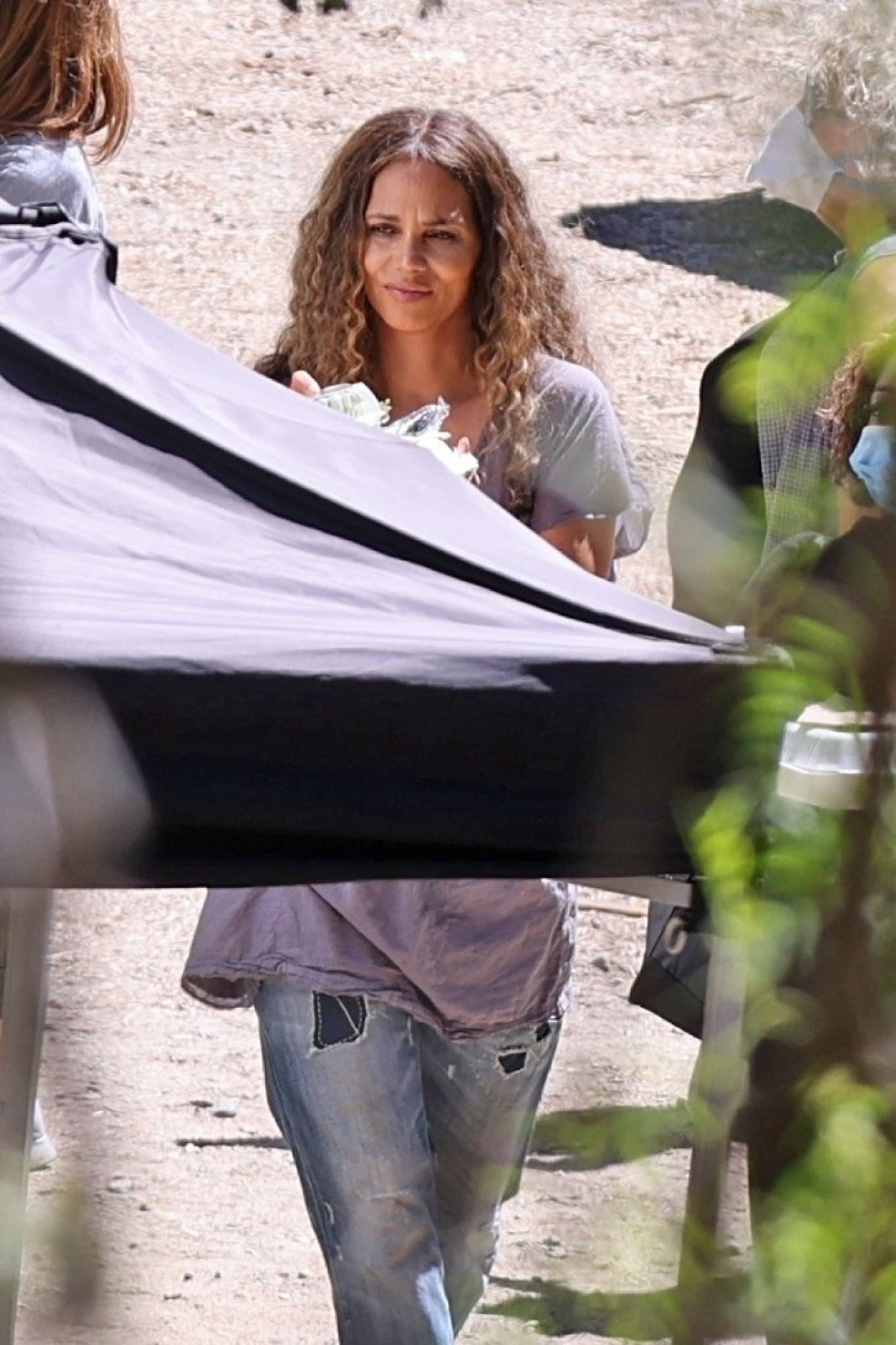 Halle Berry 2021 : Halle Berry -Seen filming a commercial for Sweaty Betty workout clothes in Malibu -01