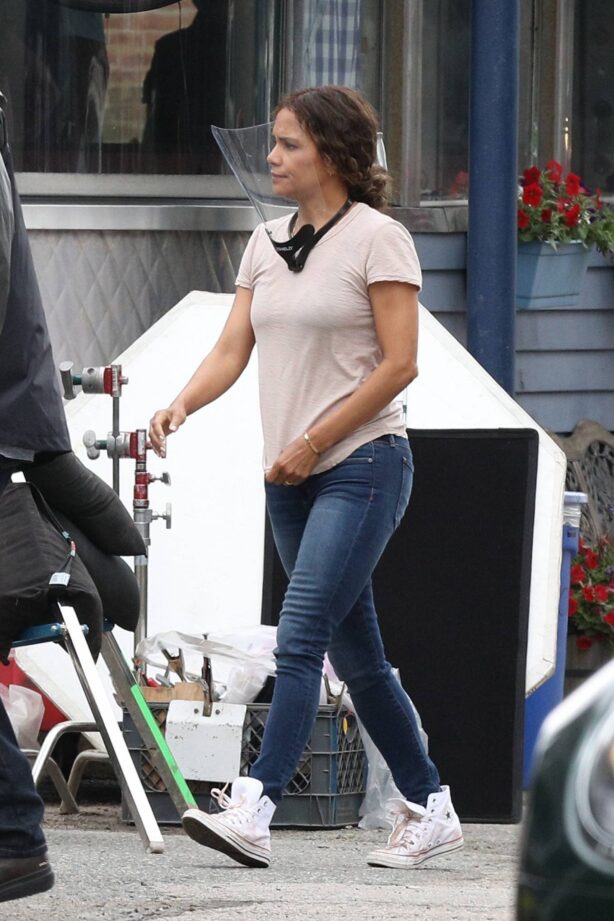Halle Berry - Seen on the set of Mothership in Plainville