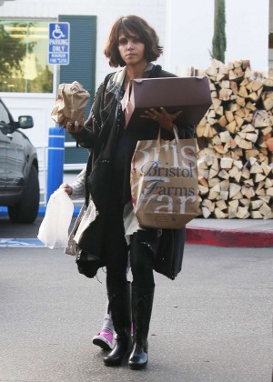 Halle Berry - Shopping at Bristol Farms in Beverly Hills