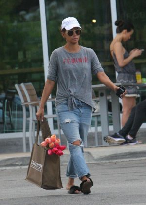 Halle Berry - Shopping at the grocery store in Lost Hills