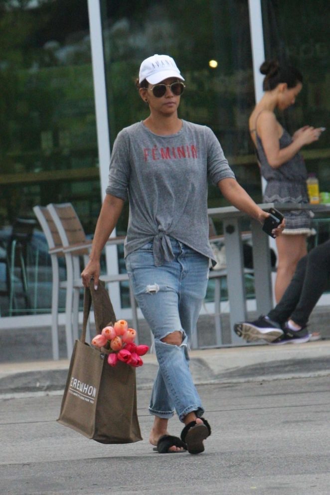 Halle Berry - Shopping at the grocery store in Lost Hills