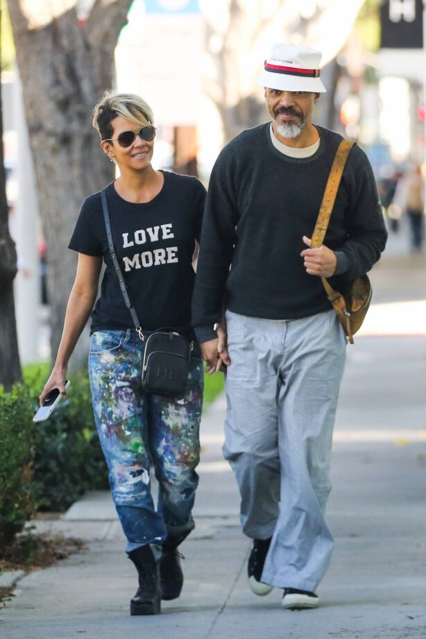 Halle Berry - Shopping for furniture in Los Angeles