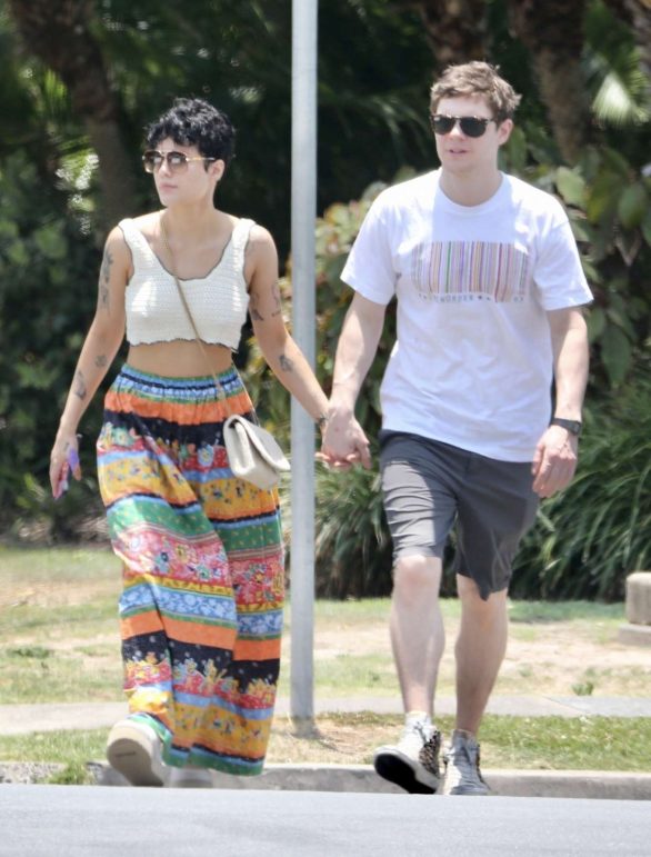 Halsey and Evan Peters - Getting lunch at Main Beach on the Gold Coast in Australia