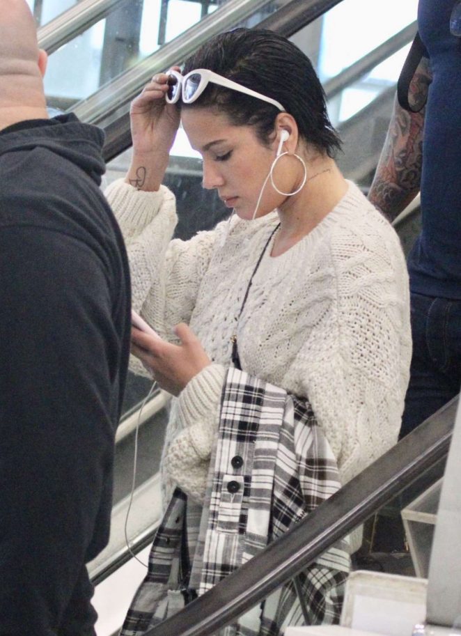 Halsey - Arrives at Airport in Sydney