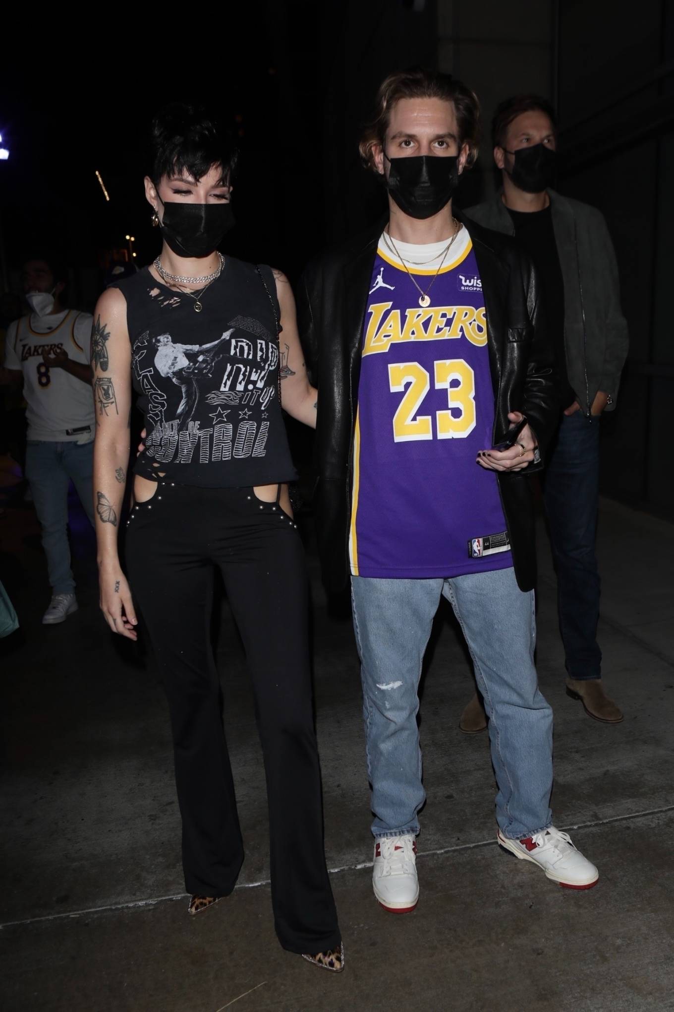 Halsey 2021 : Halsey – attends the Lakers game with her husband Alev Aydin in Los Angeles-01