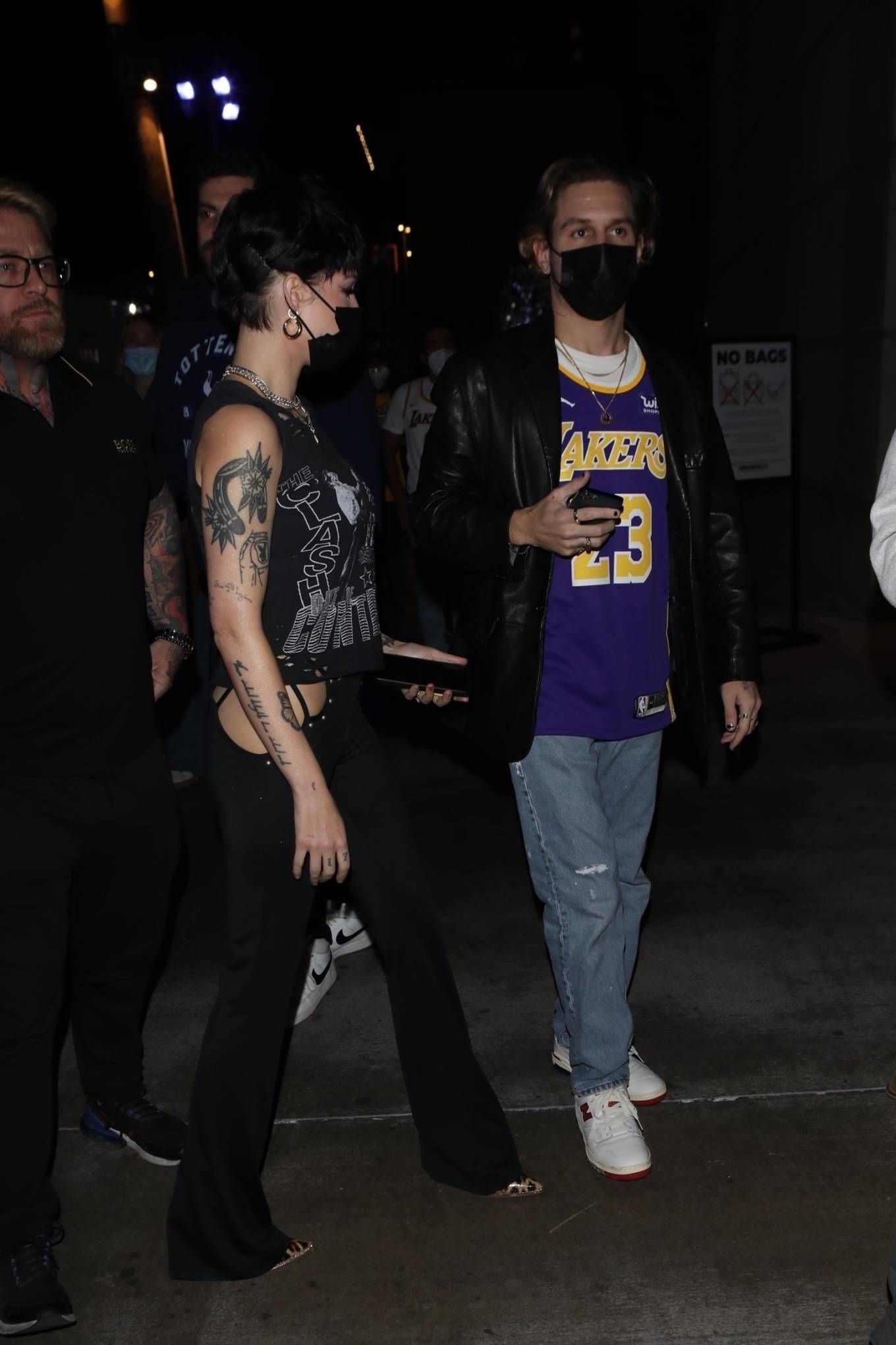 Halsey 2021 : Halsey – attends the Lakers game with her husband Alev Aydin in Los Angeles-03