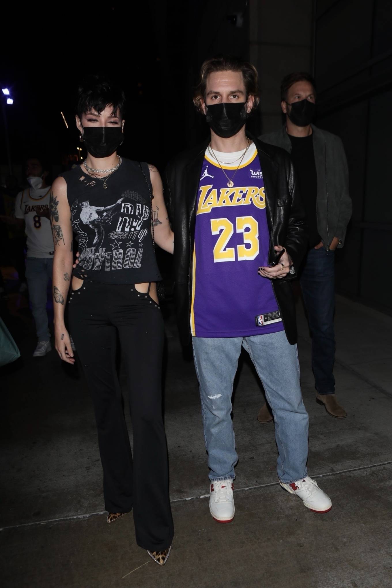 Halsey 2021 : Halsey – attends the Lakers game with her husband Alev Aydin in Los Angeles-04