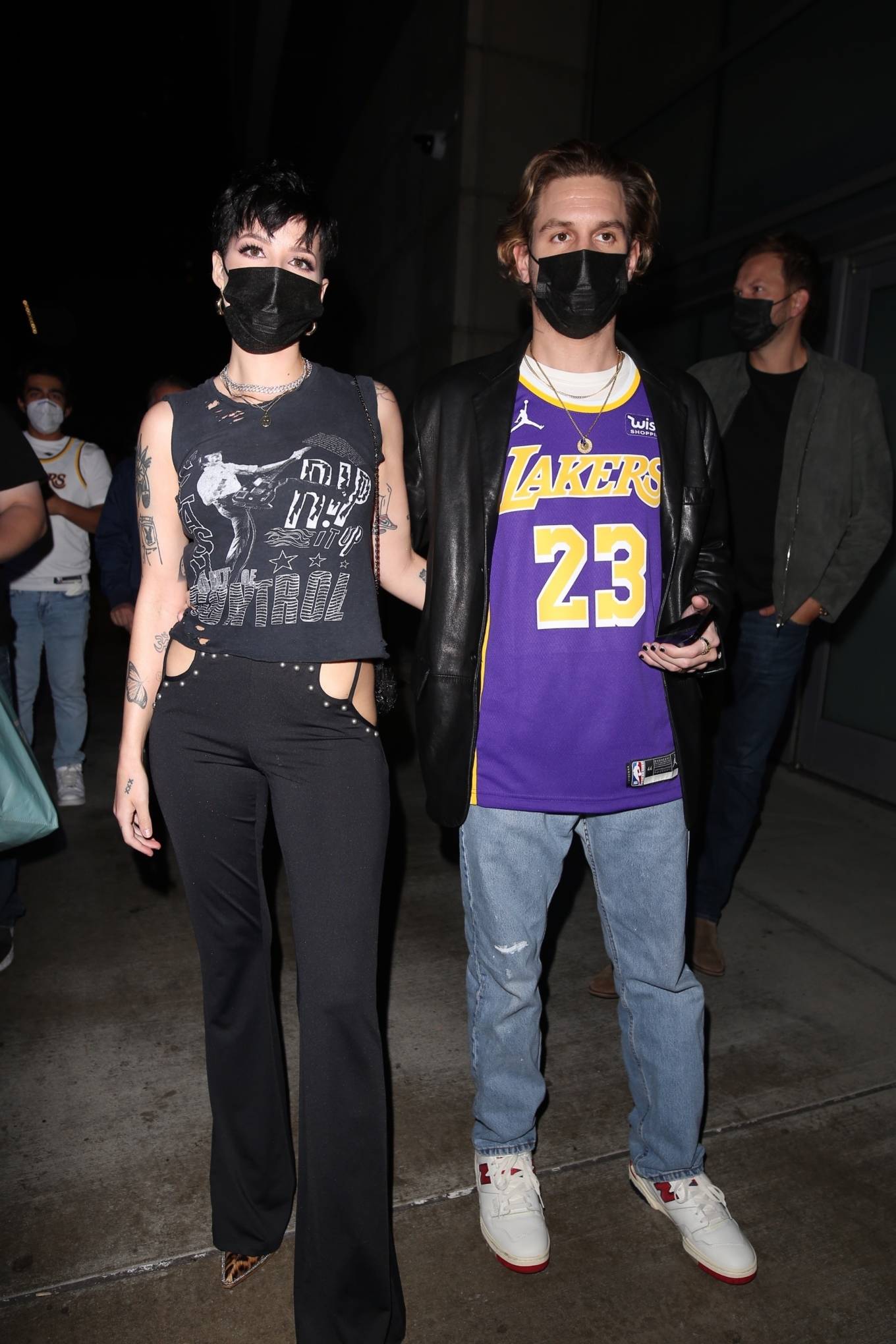 Halsey 2021 : Halsey – attends the Lakers game with her husband Alev Aydin in Los Angeles-05