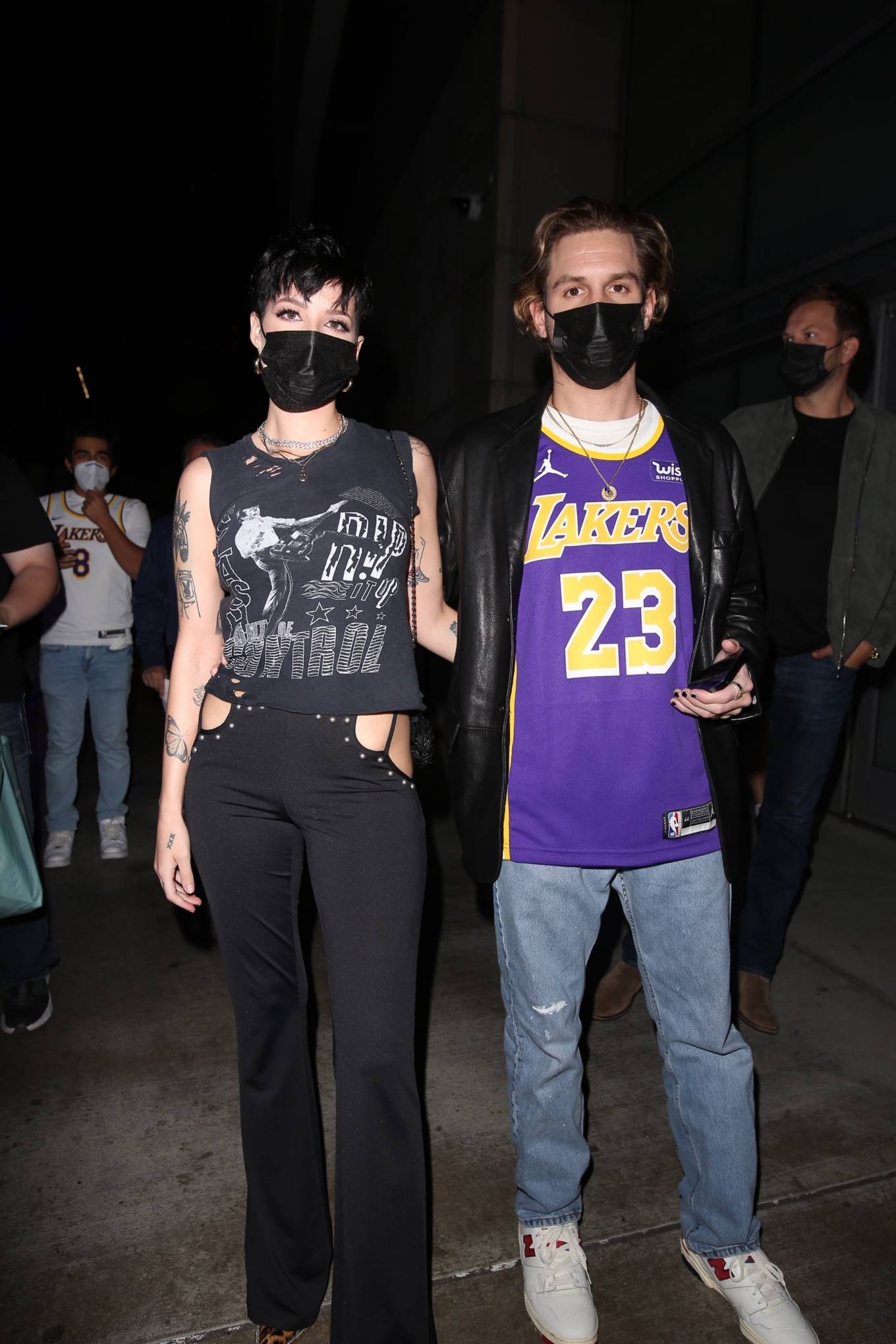 Halsey 2021 : Halsey – attends the Lakers game with her husband Alev Aydin in Los Angeles-06