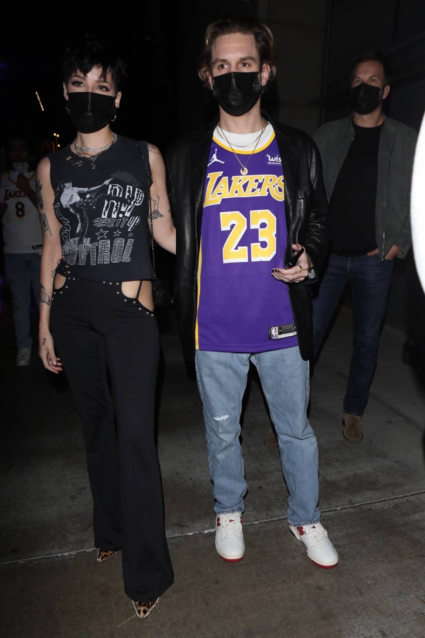 Halsey 2021 : Halsey – attends the Lakers game with her husband Alev Aydin in Los Angeles-07
