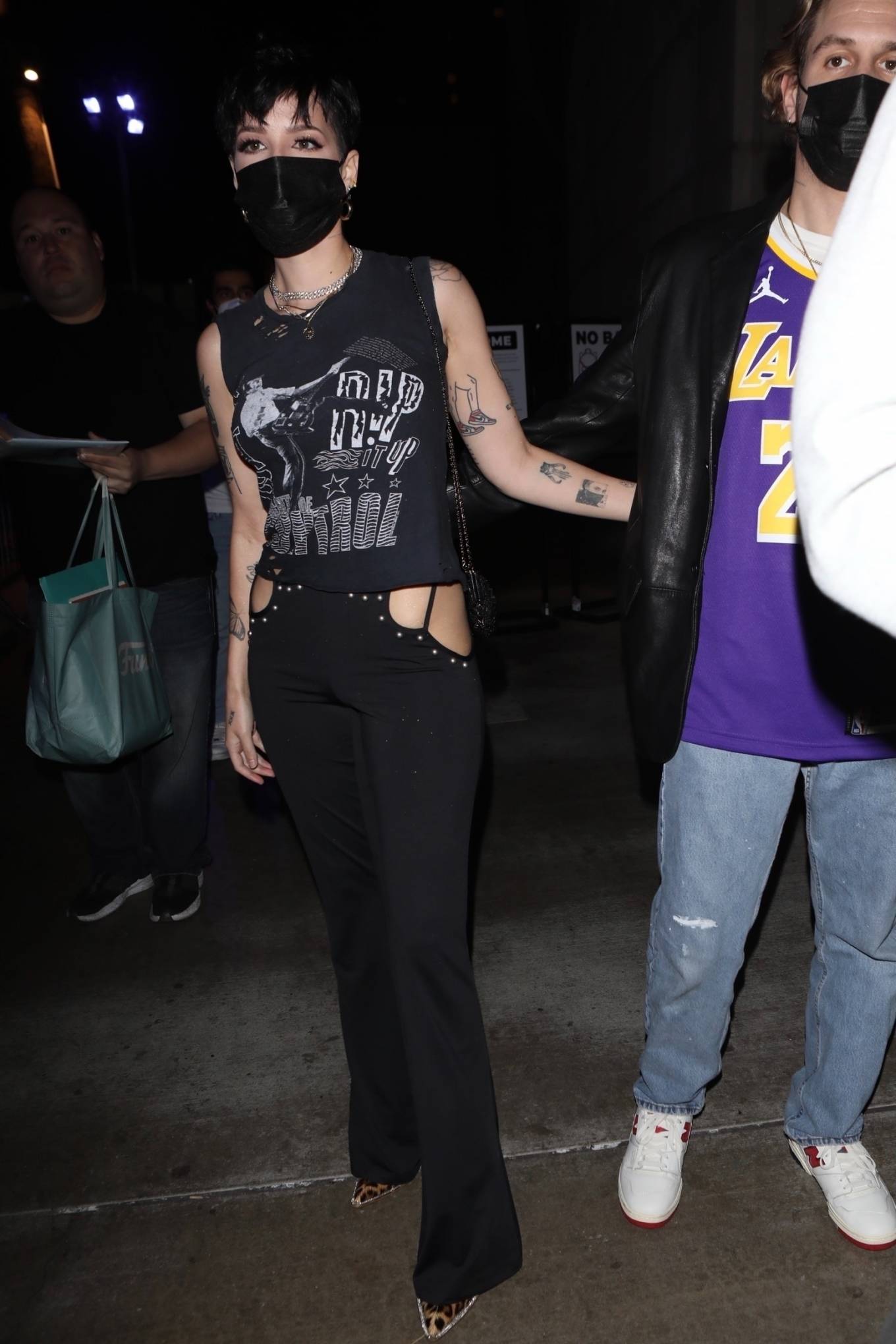 Halsey 2021 : Halsey – attends the Lakers game with her husband Alev Aydin in Los Angeles-10