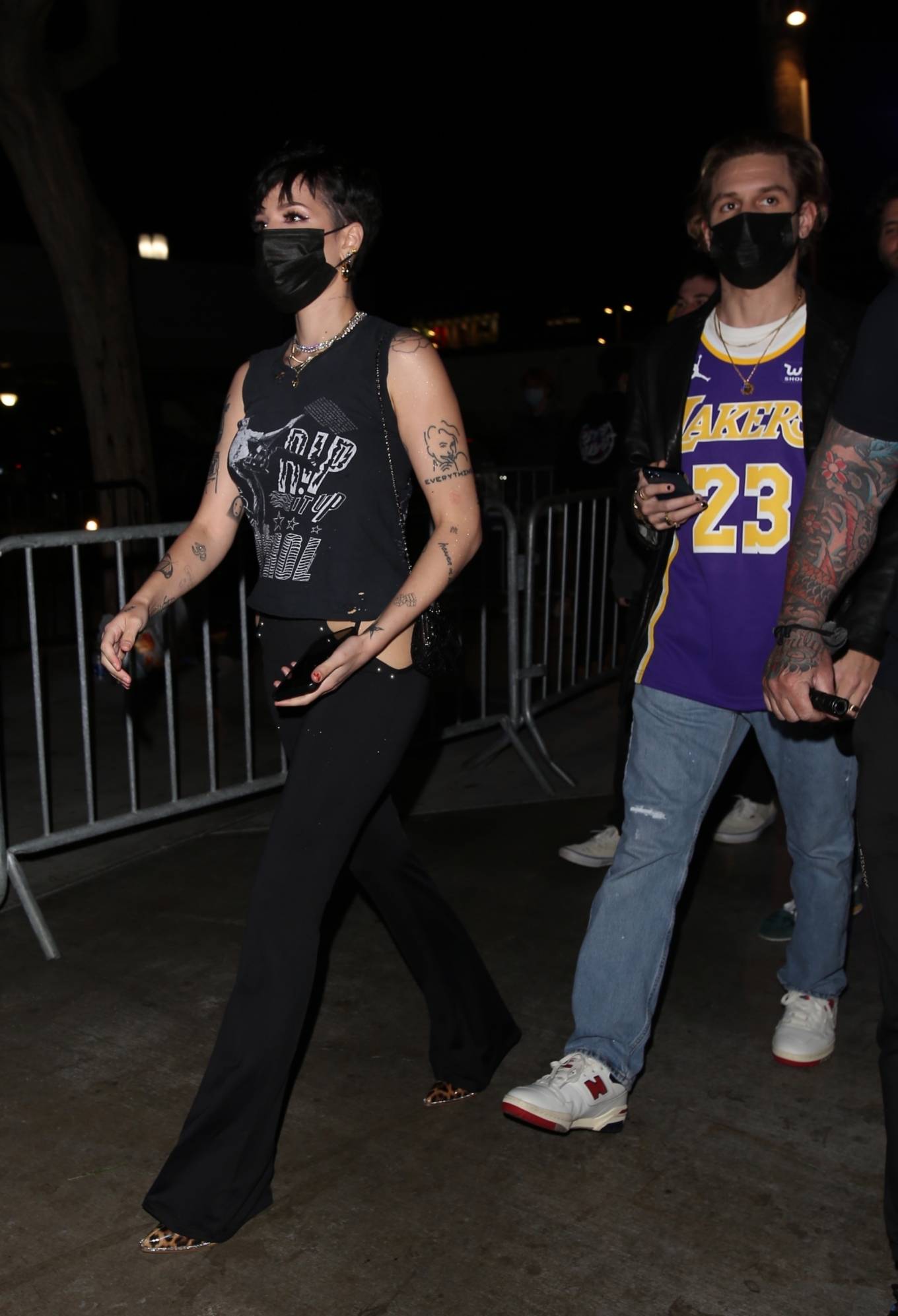 Halsey 2021 : Halsey – attends the Lakers game with her husband Alev Aydin in Los Angeles-11