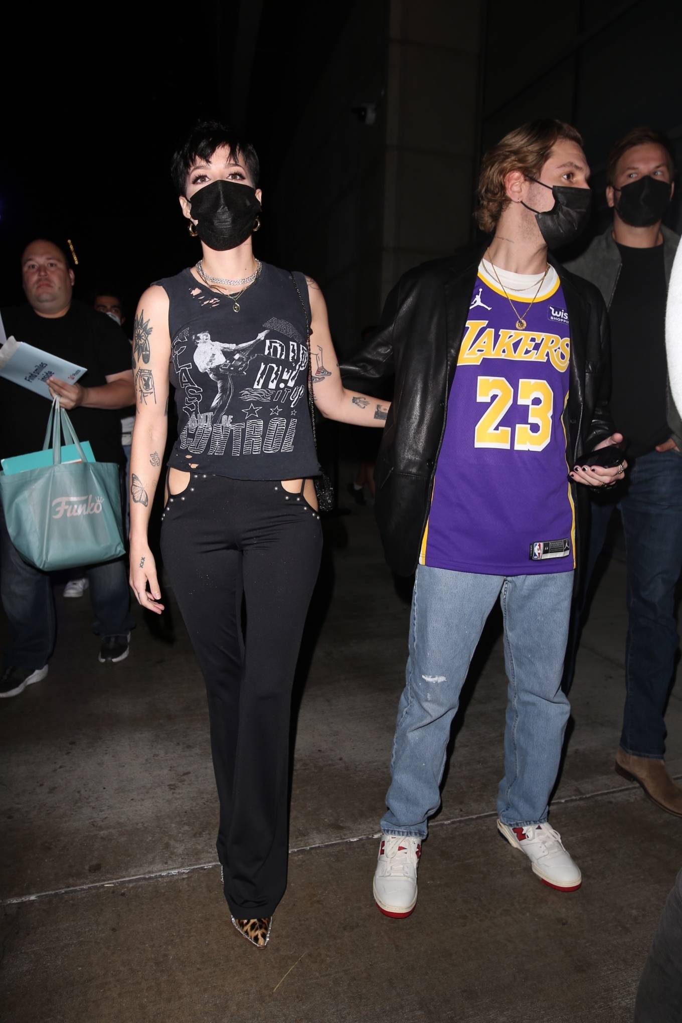 Halsey 2021 : Halsey – attends the Lakers game with her husband Alev Aydin in Los Angeles-14