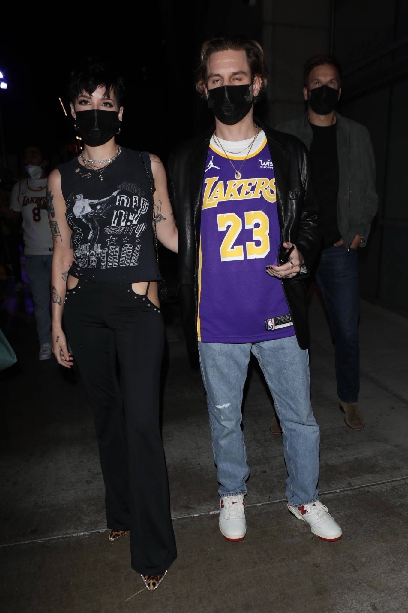 Halsey 2021 : Halsey – attends the Lakers game with her husband Alev Aydin in Los Angeles-15