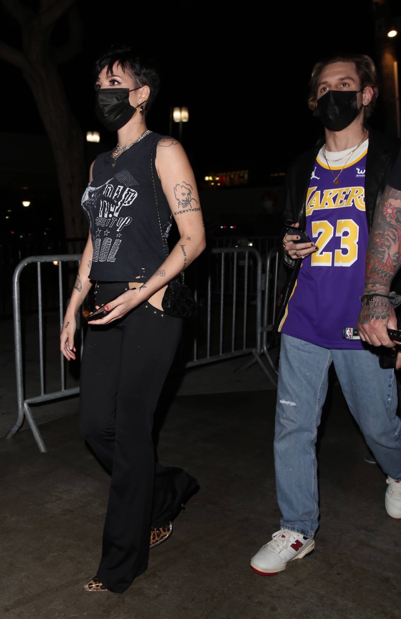 Halsey 2021 : Halsey – attends the Lakers game with her husband Alev Aydin in Los Angeles-16