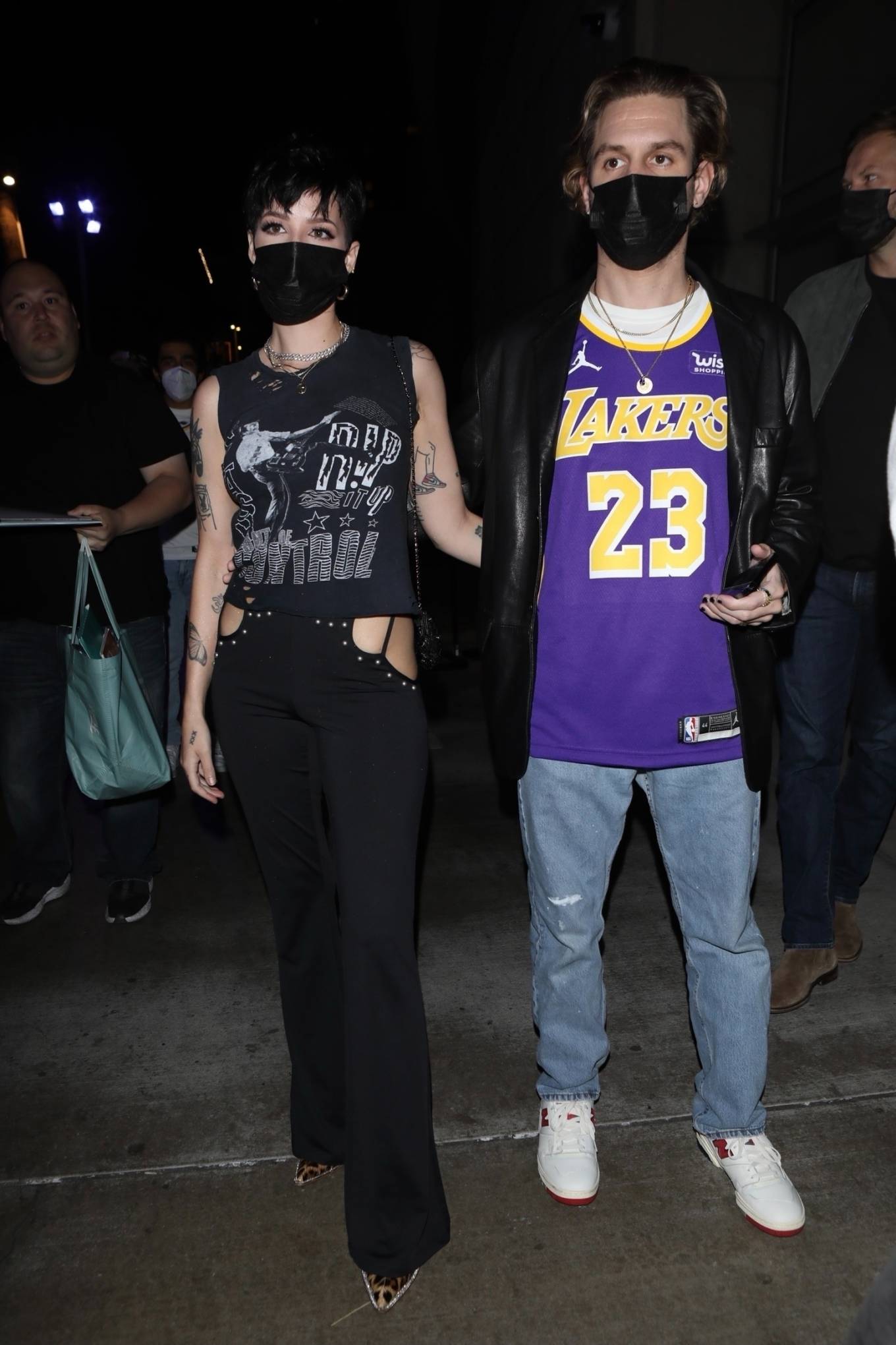 Halsey 2021 : Halsey – attends the Lakers game with her husband Alev Aydin in Los Angeles-18