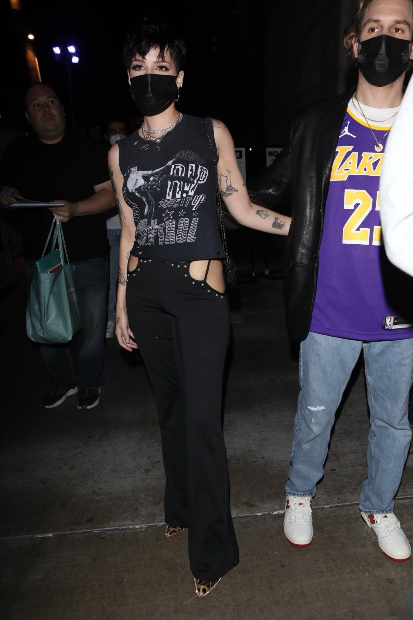 Halsey 2021 : Halsey – attends the Lakers game with her husband Alev Aydin in Los Angeles-21