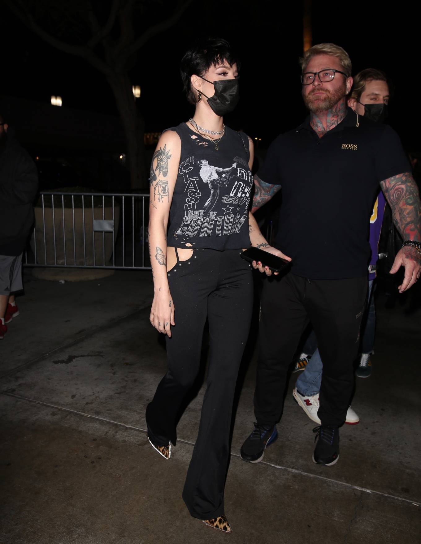 Halsey 2021 : Halsey – attends the Lakers game with her husband Alev Aydin in Los Angeles-22