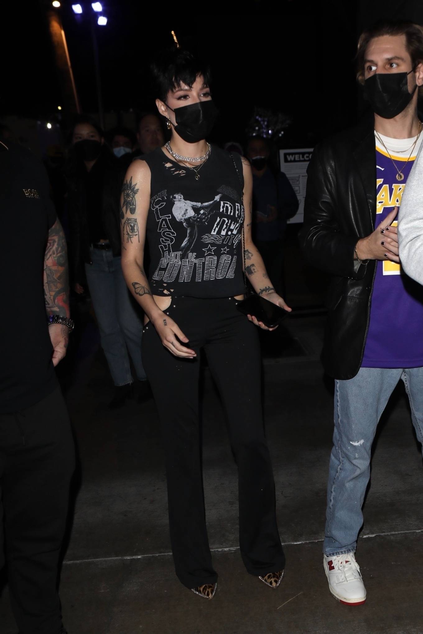 Halsey 2021 : Halsey – attends the Lakers game with her husband Alev Aydin in Los Angeles-23