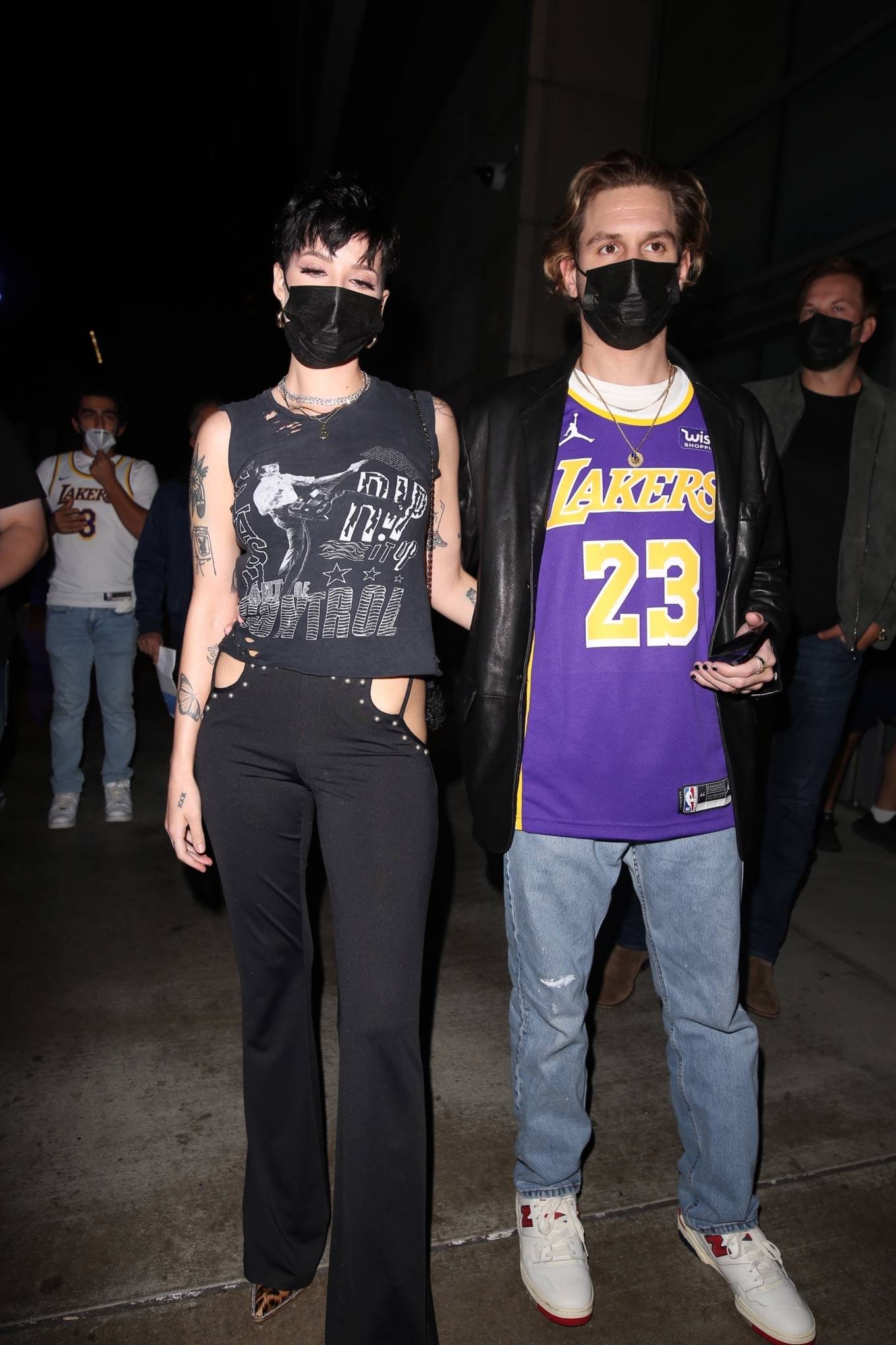 Halsey 2021 : Halsey – attends the Lakers game with her husband Alev Aydin in Los Angeles-25