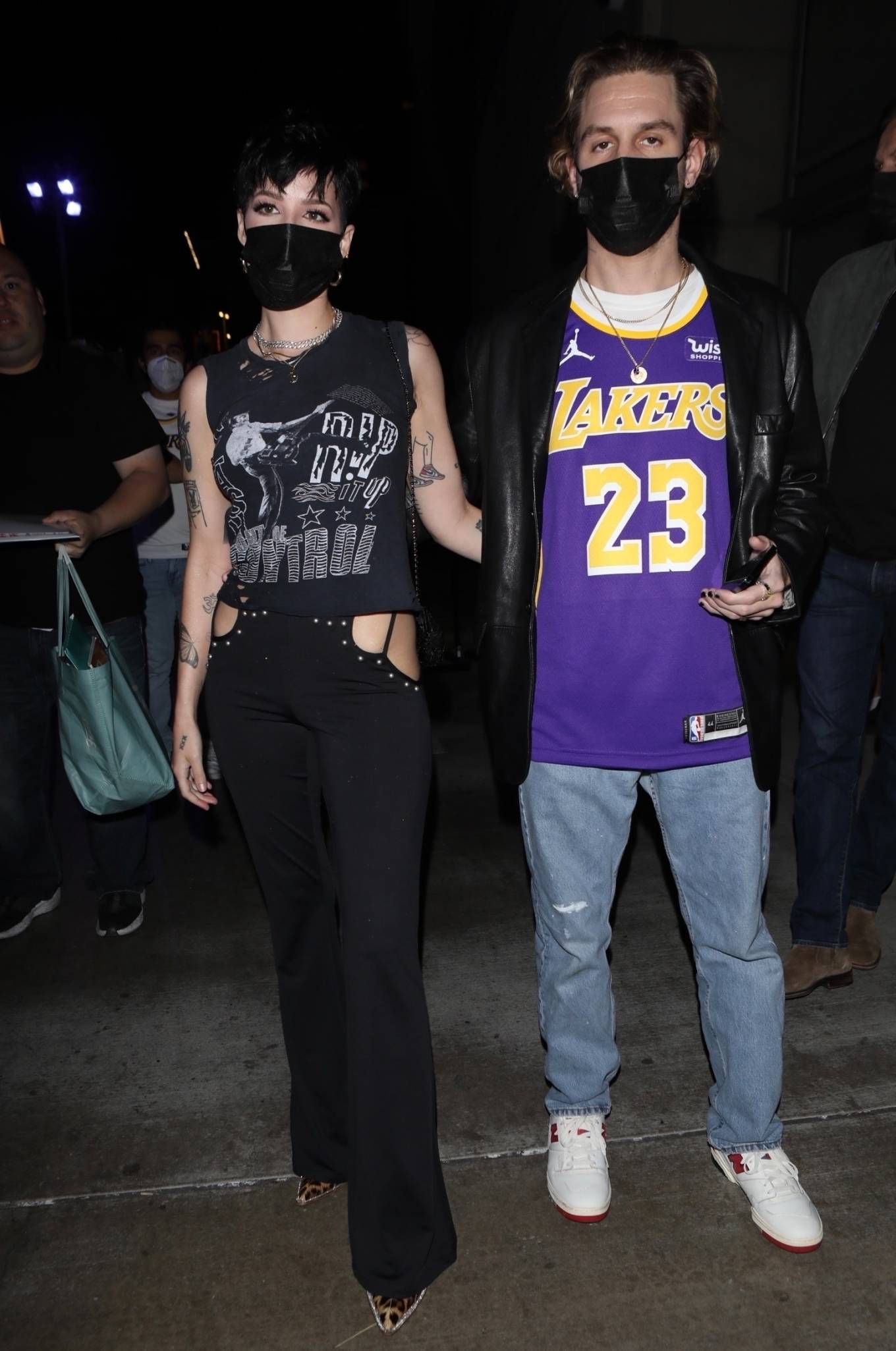 Halsey 2021 : Halsey – attends the Lakers game with her husband Alev Aydin in Los Angeles-26