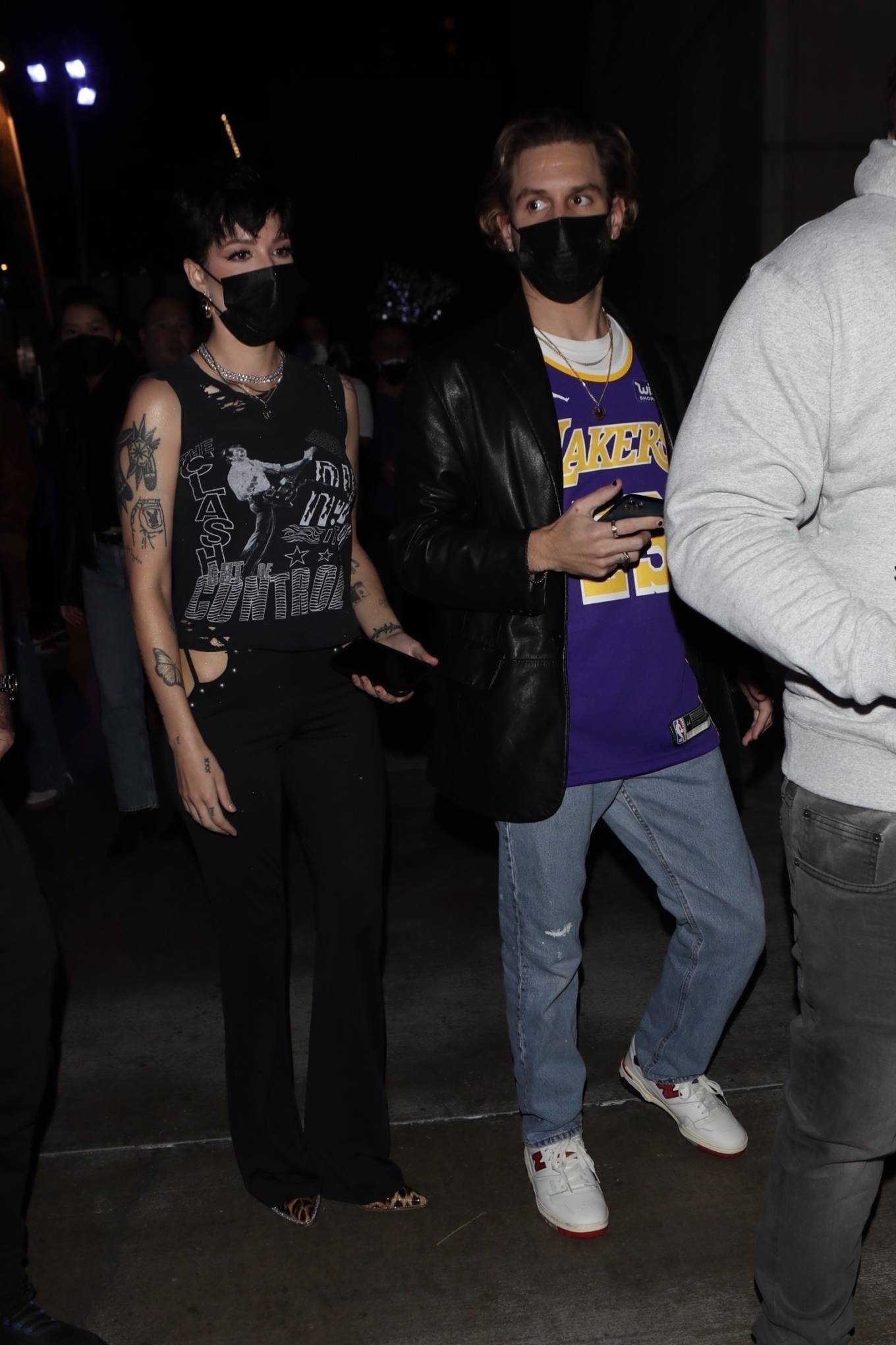 Halsey 2021 : Halsey – attends the Lakers game with her husband Alev Aydin in Los Angeles-27