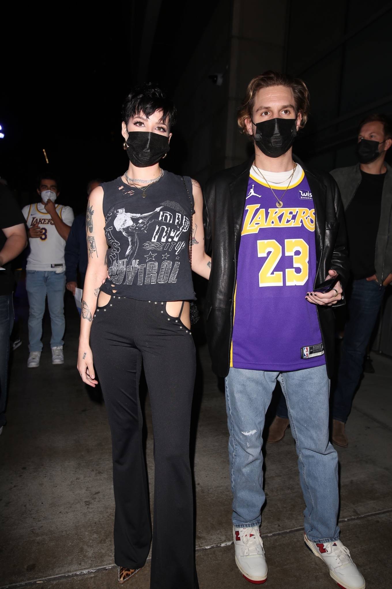 Halsey 2021 : Halsey – attends the Lakers game with her husband Alev Aydin in Los Angeles-30