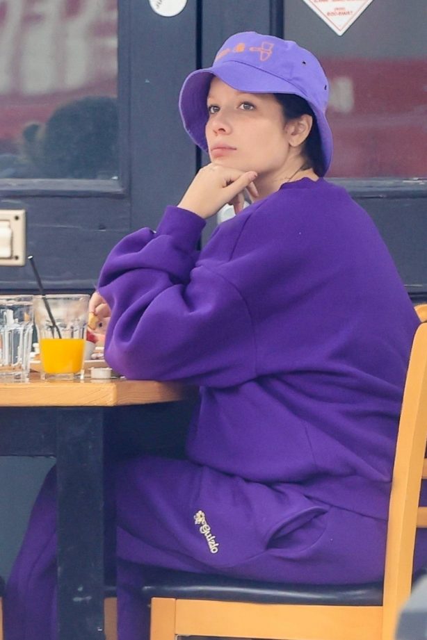 Halsey - Breakfast candids at Toast in West Hollywood