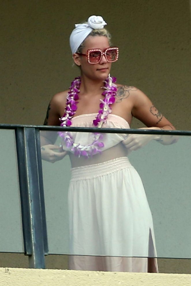 Halsey - On the balcony of her hotel in Maui