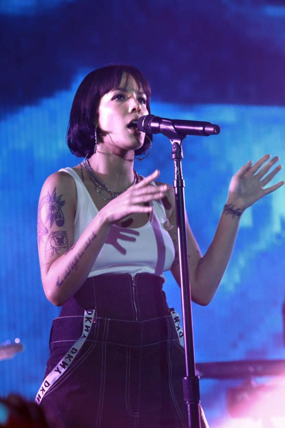 Halsey - Performs at DKNY Party in NYC