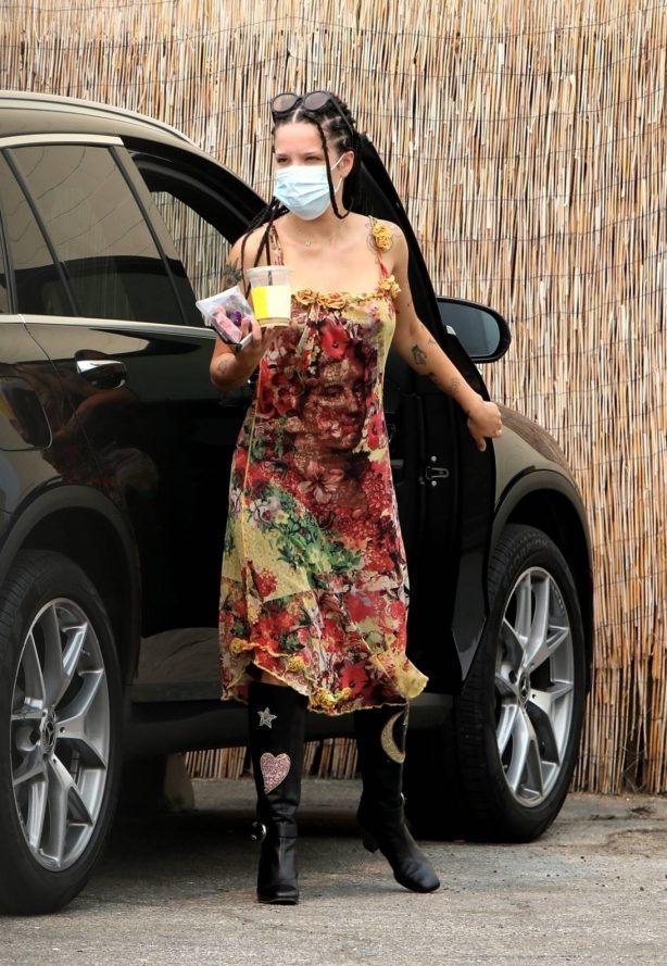 Halsey - Spotted arriving at a studio in Los Angeles