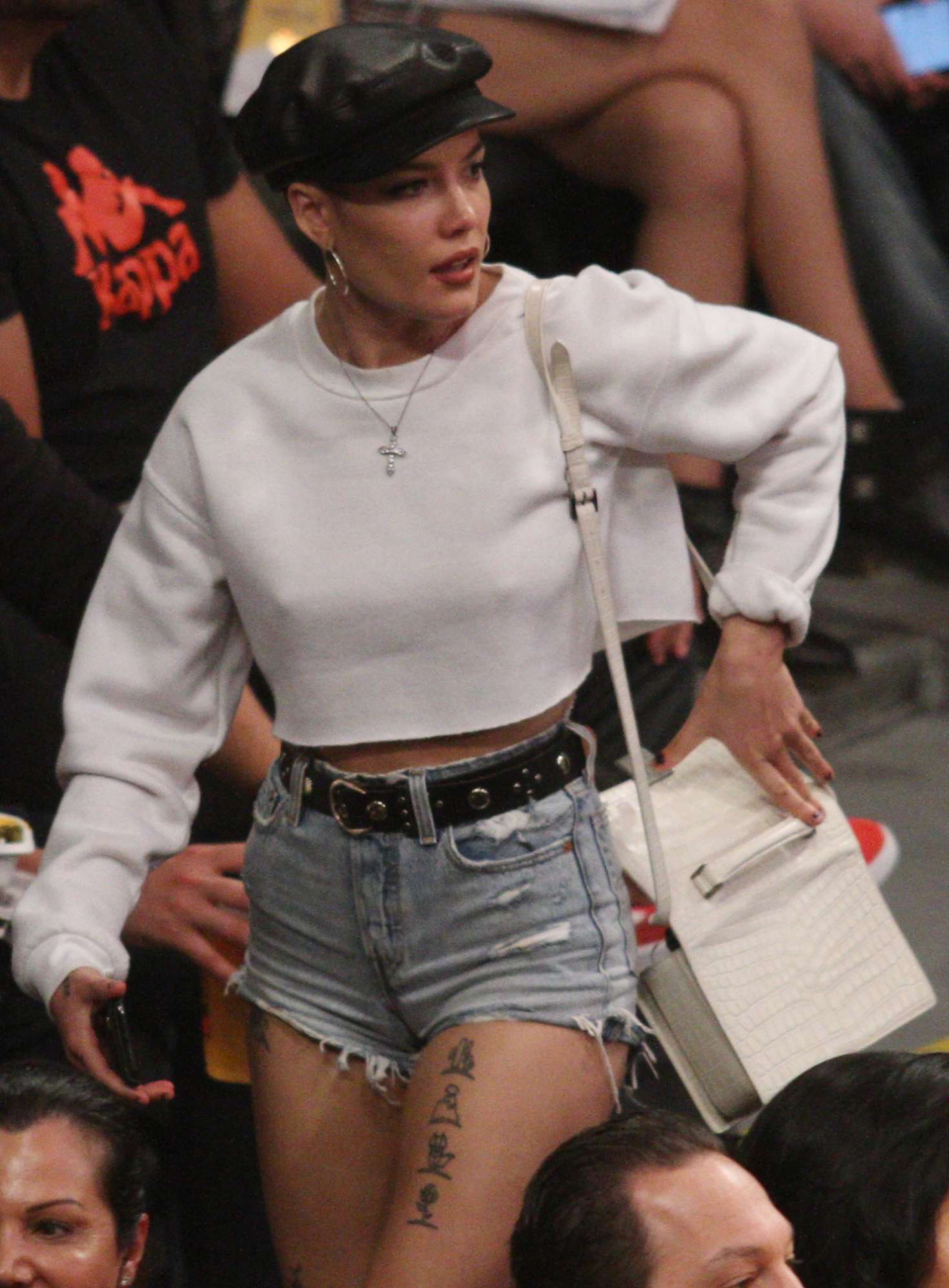 Halsey 2018 : Halsey: Watches the game the Los Angeles Lakers and the Utah Jazz -06