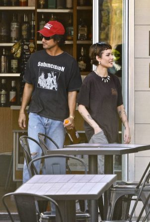 Halsey - With boyfriend Avan Jogia seen at The Oaks Gourmet in Los Feliz