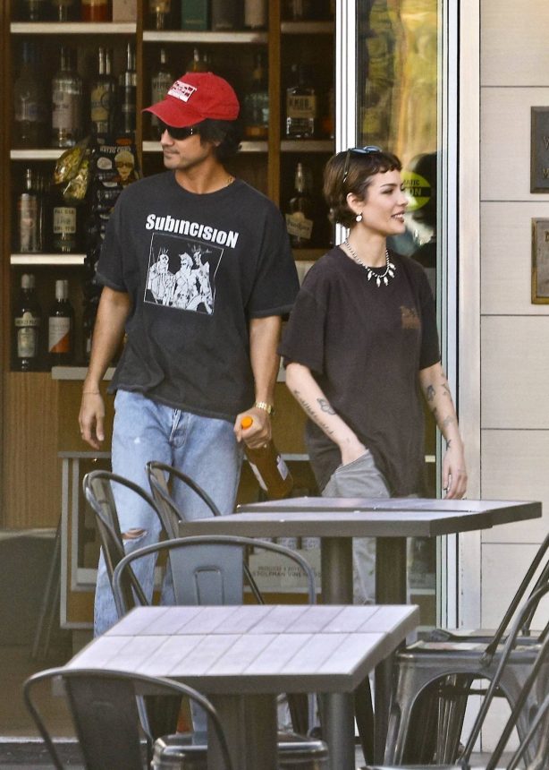 Halsey - With boyfriend Avan Jogia seen at The Oaks Gourmet in Los Feliz