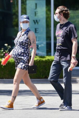 Halsey - With her boyfriend Alev Aydin at Erewhon Organic Grocers in Los Angeles