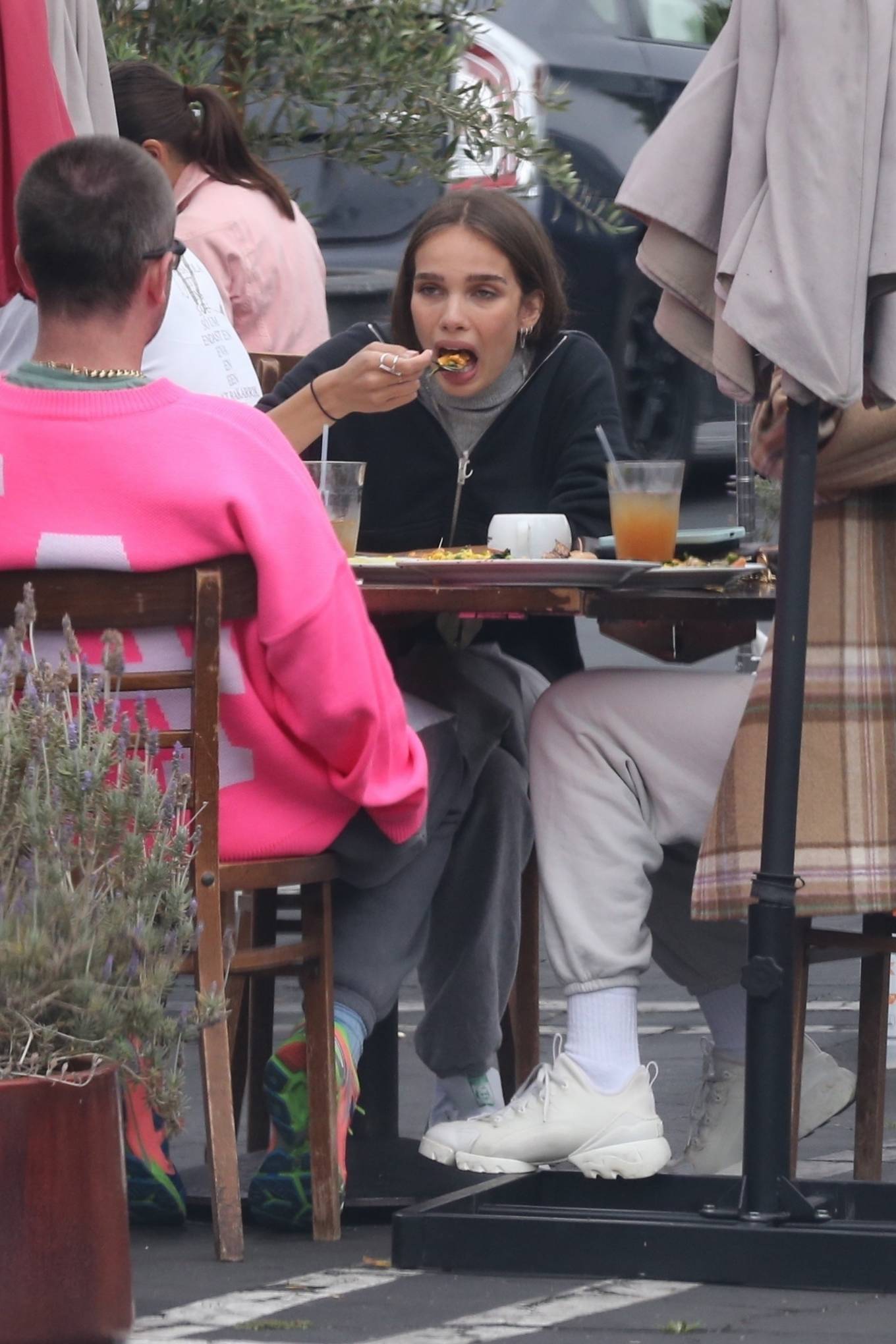 Hana Cross - Seen on a lunch with her friends in Los Angeles