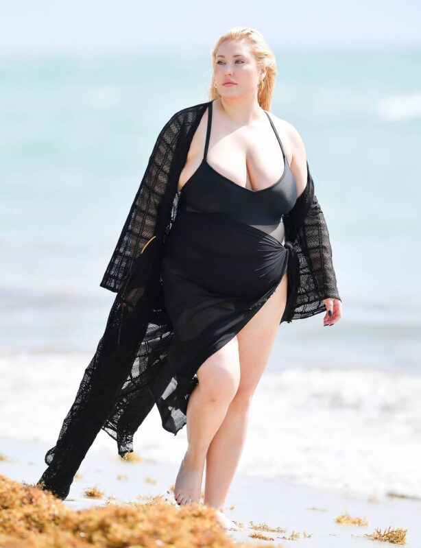 Hayley Hasselhoff - Seen at the beach in Miami