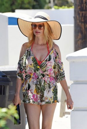 Heather Graham - Goes to a beach house with friends in Malibu