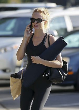 Heather Graham - Going to a yoga class in Los Angeles