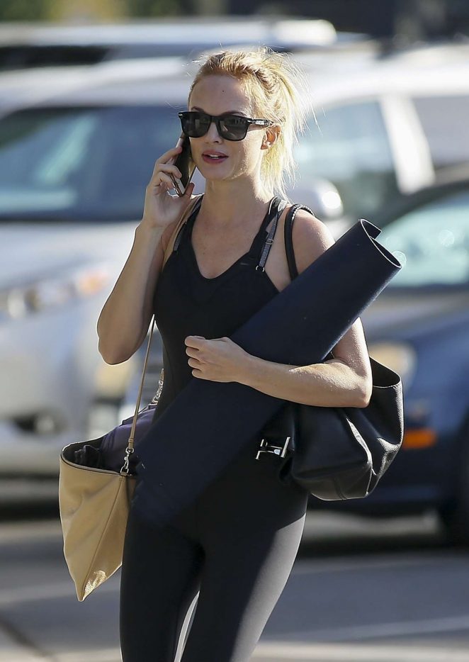 Heather Graham - Going to a yoga class in Los Angeles