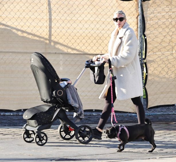 Heather Rae El Moussa - Seen with her son in Newport Beach - California