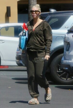 Heather Rae El Moussa - Shows off her baby bump as she leaves pilates class in Newport Beach